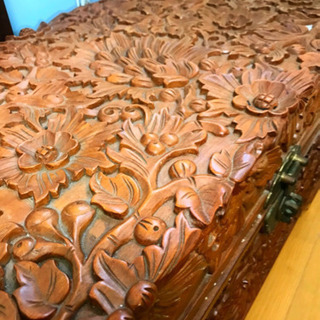 木彫り 総柄 花柄 大きい 宝箱みたいな箱 の画像