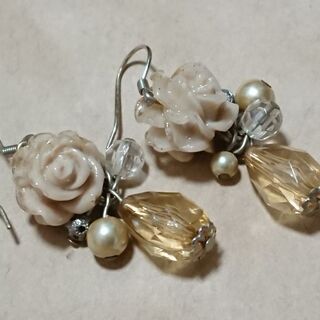 ☆ベージュ系バラ🌹ピアス☆350円☆➡️200円☆の画像
