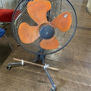 壊れてた扇風機です。業務用です。たまに思い出したかの様に動きます。