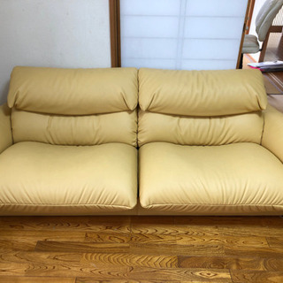ソファーどなたか使って下さい。