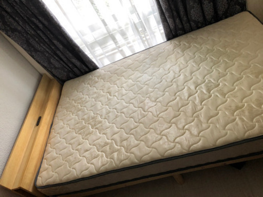 コンセント付きセミダブルベッド1年使用
