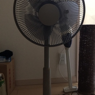 扇風機（首振りが壊れています）タイマー／風力の微弱強／高さ調整は可能の画像