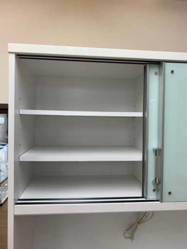 【リサイクルサービス八光　田上店　配達・設置OK】エナメルホワイト　大型食器棚　２口コンセント付