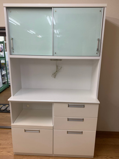 【リサイクルサービス八光　田上店　配達・設置OK】エナメルホワイト　大型食器棚　２口コンセント付