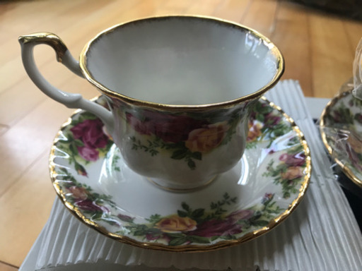 ロイヤルドルトン　新品ペアカップ&ソーサー