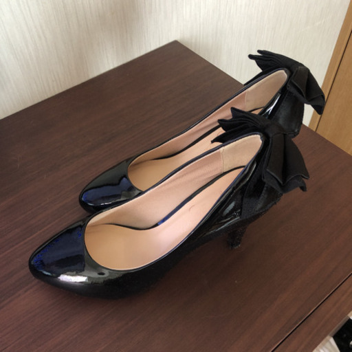 黒エナメルパンプス