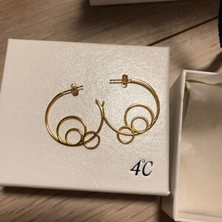 半額以下！大幅お値下げしました！新品未使用▼4℃✮ピアスの画像