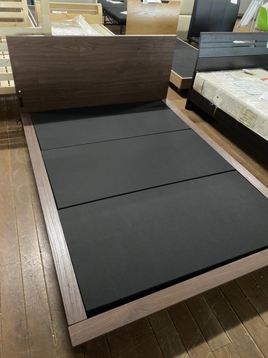 貴重なダブルベッドを入荷しました！1台限りです！新品の展示現品です！早いもの勝ちです！