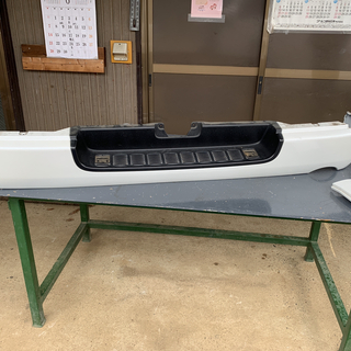 現行ハイエース　純正リアバンパー（パールホワイト）の画像