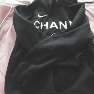 NIKEとCHANELのコラボパーカーの画像