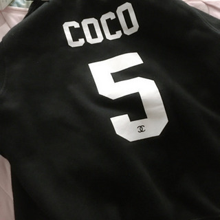 NIKEとCHANELのコラボパーカーの画像