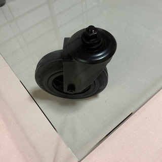 Cassina CON RUOTE ガラスローテーブルの画像