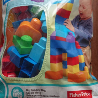 ブロックとテーブルに取り付ける椅子の画像