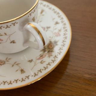 NORITAKE  落ち着きのある大人花柄のデミカップ＆ソーサー の画像