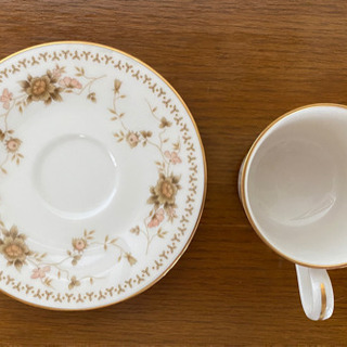 NORITAKE  落ち着きのある大人花柄のデミカップ＆ソーサー の画像