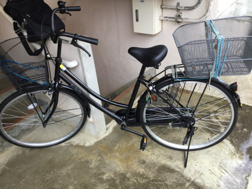 26インチ自伝車 黒色 美品 空気入れ付き 前後カゴ付き。
