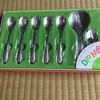 バターナイフ、スプーン、お皿の画像