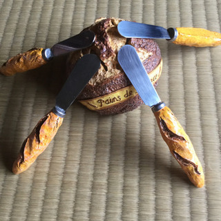 バターナイフ、スプーン、お皿の画像