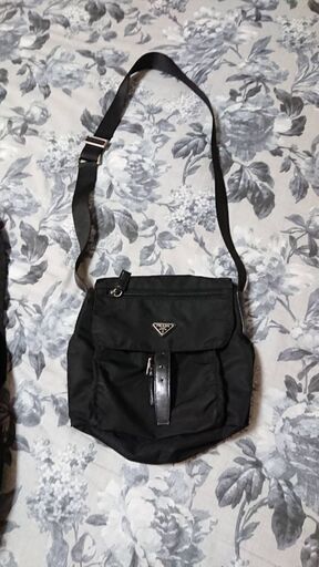 美品！！PRADAショルダーバッグ取引中