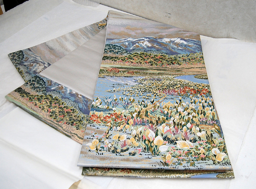 袋帯 正絹 日本紀行 尾瀬水芭蕉 全長445cm 仕立て上がり 尾瀬 水芭蕉 風景 金糸 フォーマル 和装  ☆ PayPay(ペイペイ)決済可能 ☆ 札幌市 清田区 平岡