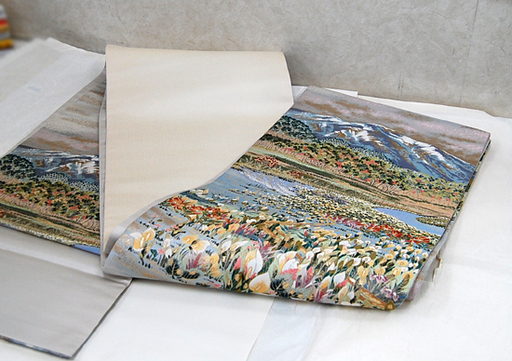 袋帯 正絹 日本紀行 尾瀬水芭蕉 全長445cm 仕立て上がり 尾瀬 水芭蕉 風景 金糸 フォーマル 和装  ☆ PayPay(ペイペイ)決済可能 ☆ 札幌市 清田区 平岡