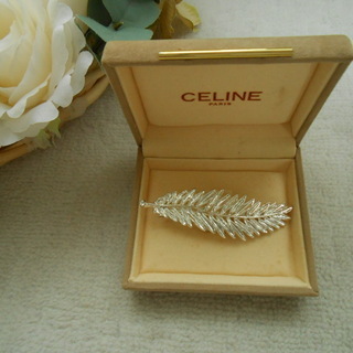 羽のモチーフのネクタイピン。