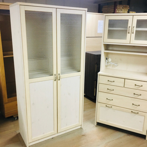 新品段違い多段棚仕様の天然木パイン枠扉の本棚　1本限定　白　書棚　ラック　棚　食器棚　ブックラック　北欧　カントリー　ホワイト