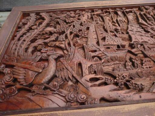 写真の枠の中は一刀彫です