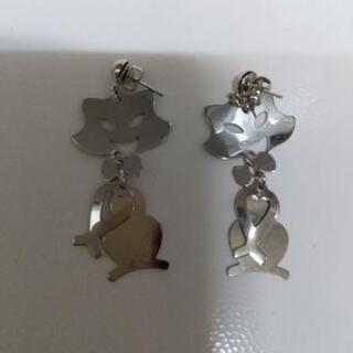 シルバー ゆらゆら揺れる猫のピアス