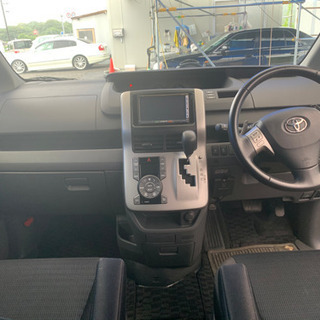 審査なし自社ローンの車屋　70ヴォクシー　最上級グレードZS煌II プッシュスタート　両側電動スライド　修復歴なし　車検2年付　平成21年式　走行12万キロ　HDDナビ　DVD バックカメラ　ETC  女性でも楽々三列目ワンタッチ跳ね上げ　スマートキー　HIDライト　の画像