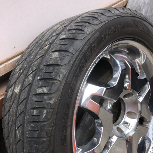 ランクルに履いてました。20