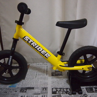 ストライダー（日本正規品）スポーツモデル、黄色、ロッキングスタンド付き