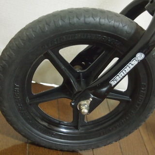 ストライダー（日本正規品）スポーツモデル、黄色、ロッキングスタンド付きの画像