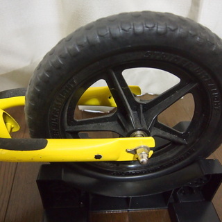 ストライダー（日本正規品）スポーツモデル、黄色、ロッキングスタンド付きの画像