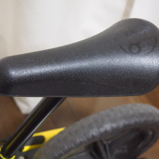 ストライダー（日本正規品）スポーツモデル、黄色、ロッキングスタンド付きの画像