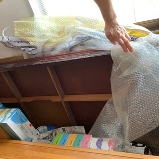 木彫りの和テーブルの画像