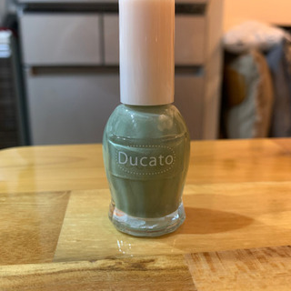 カーキ色マニキュア