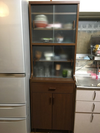 食器棚 中