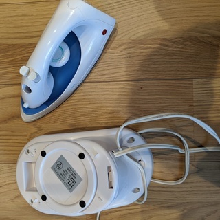 【値下げしました】コードレス　スチームアイロン　アイロン台付きの画像