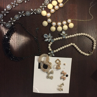 新品から美品！ ネックレス ４つ ピアス ５つ パール ビジュー...