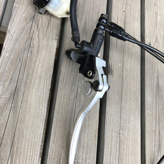 ZXR400L9(1999)外しのフロントキャリパー＆ブレーキの画像