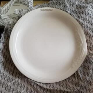 お取引決まりました。イヴ・サンローラン　お皿のセット