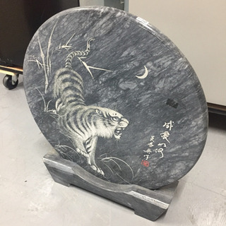虎　石　置物　虎年 タイガーアイ 虎 置物 彫刻 台座付き 1.8kg 虎眼石 風水 干支