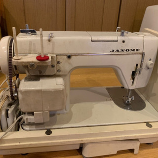 卓上型ミシンの画像