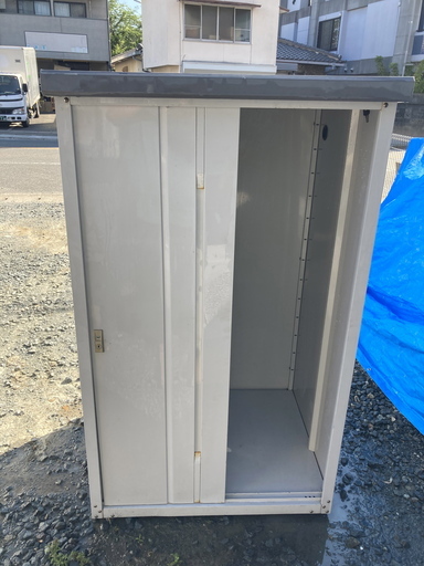 洗濯機が入る物置 鍵付き 洗濯機置き台付き 排水ホース穴あり