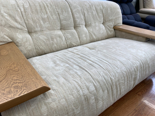 karimokuの2人掛けソファーです!お部屋にマッチしやすいカラーになっています♪︎