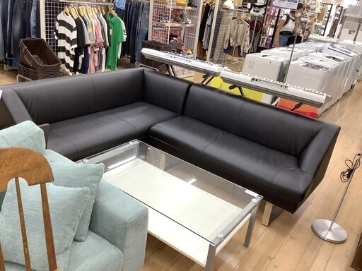 レザー素材の大型L字ソファーのご紹介です！