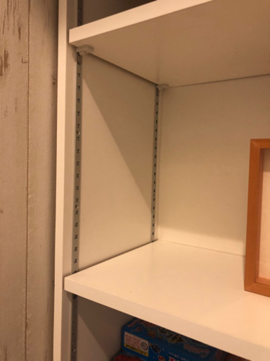大工さん手作り。白い収納棚です。