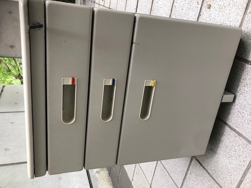 事務用3段引き出し付きキャビネット、ローラー付きです。