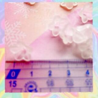 No.426   80個♡13㎜つや消しオフホワイトフラワービーズセット艶なしの画像